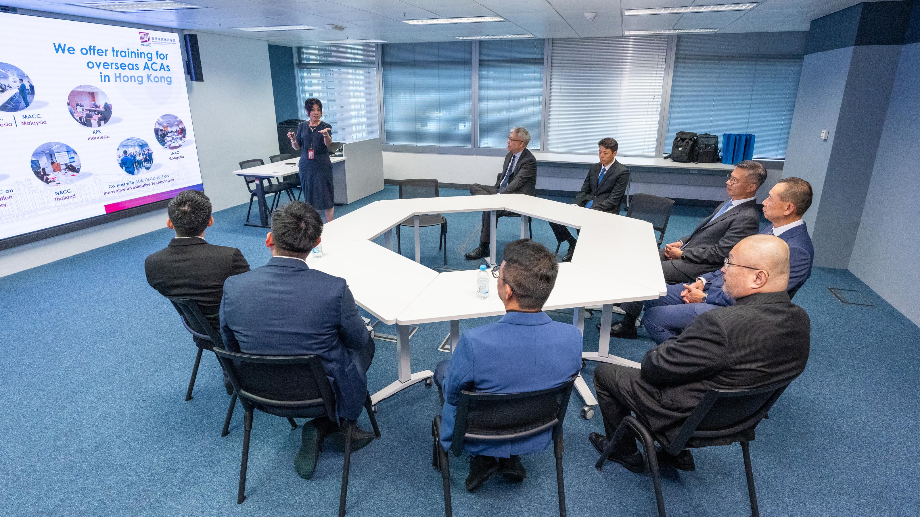 新加坡貪污調查局代表團聽取廉署代表講解香港國際廉政學院的策略和最新發展。
