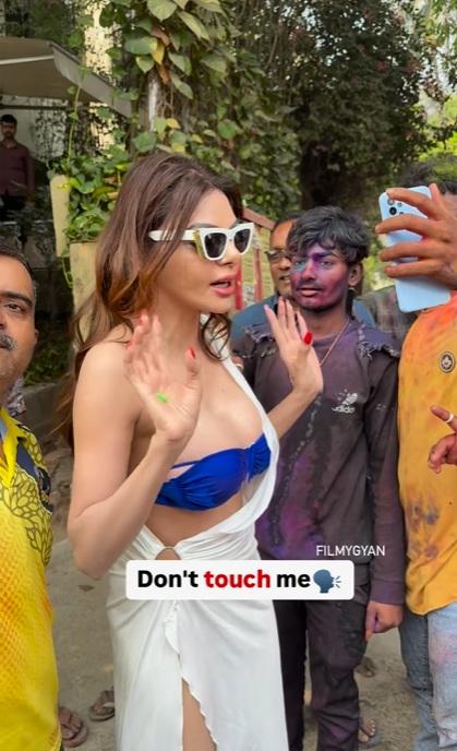 男粉絲殺埋身,喬普拉嚇到花容失色,幾次大叫:「不要碰我!」(互聯網)