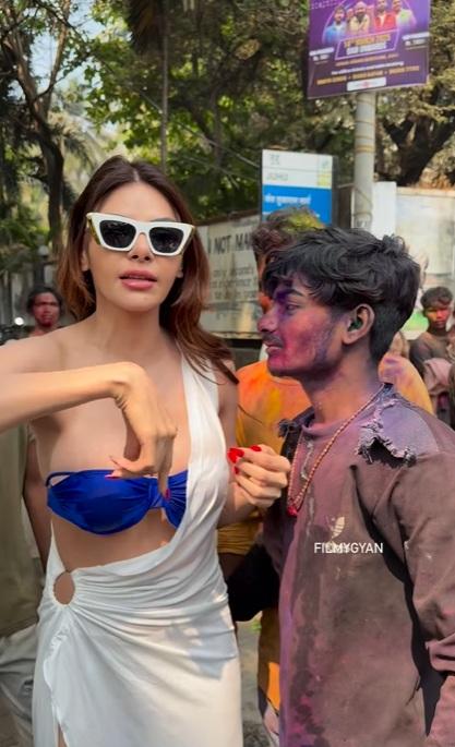 粉絲想親親喬普拉。(互聯網)