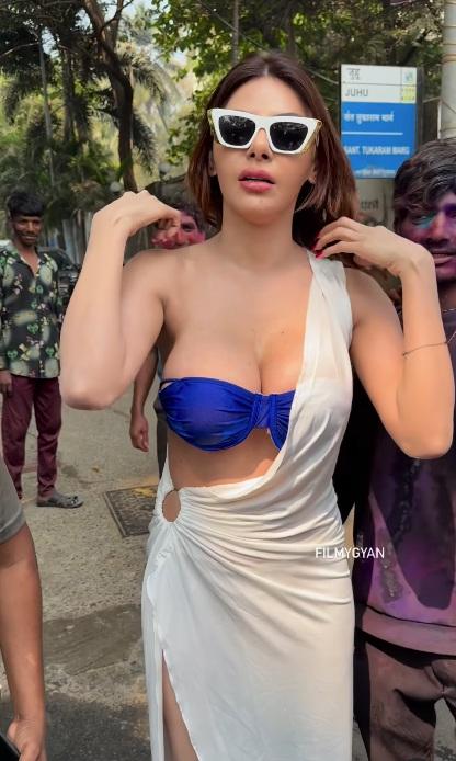 男粉絲殺埋身,喬普拉難以招架。(互聯網)