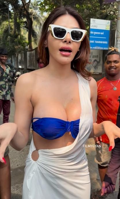 男粉絲殺埋身,喬普拉難以招架。(互聯網)