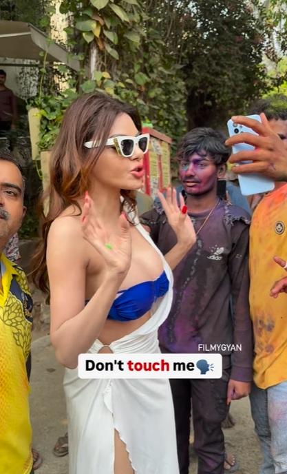 男粉絲包圍,喬普拉嚇親,幾次大叫:「不要碰我!」(互聯網)