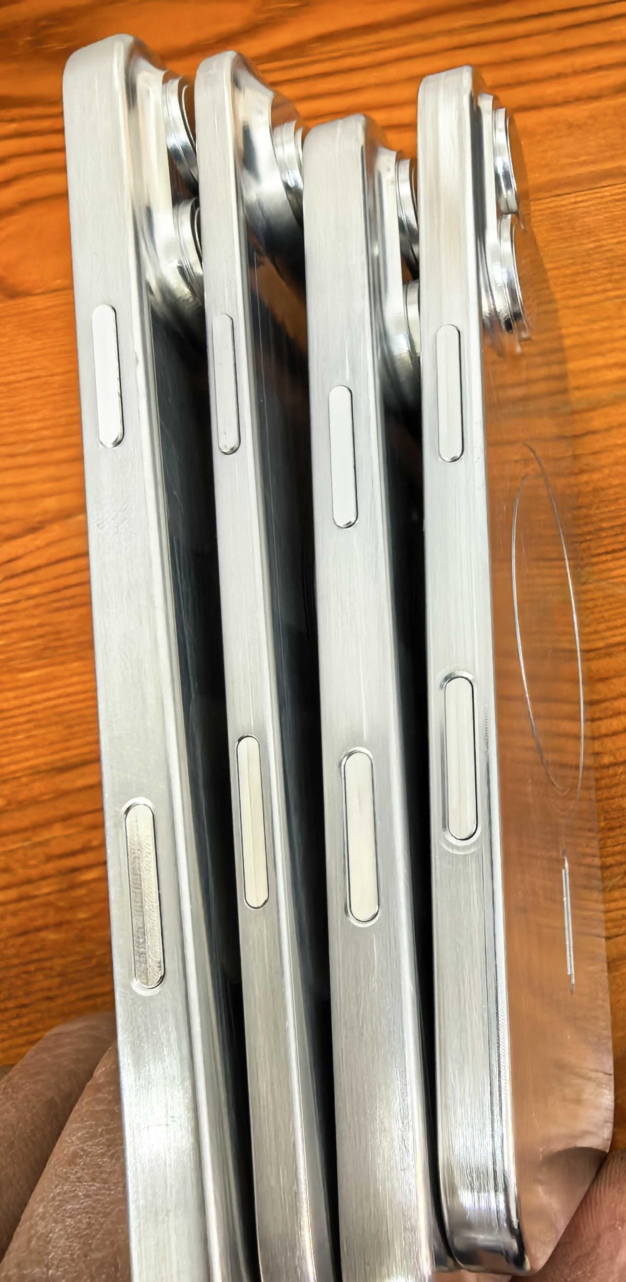 iPhone 17模型機機側設計。(相片來源:X@Sonny Dickson)