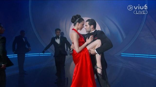 Margaret Qualley以紅衣邦女郎姿態驚喜現身。