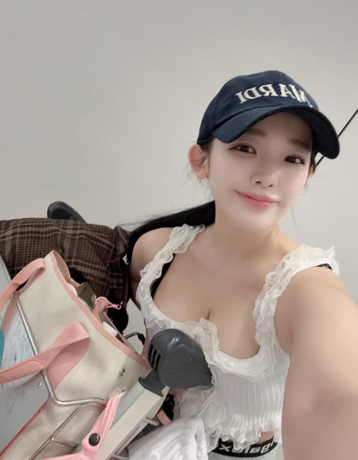 天木純來港立即打卡,由機場影到酒店。