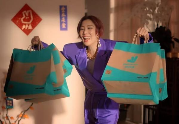 戶戶送請不同藝人拍攝。