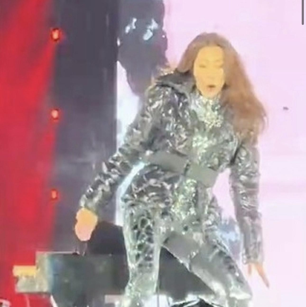 雖然莫文蔚自己都嚇窒了一下,但她亦迅速調整心情站起來繼續表演。