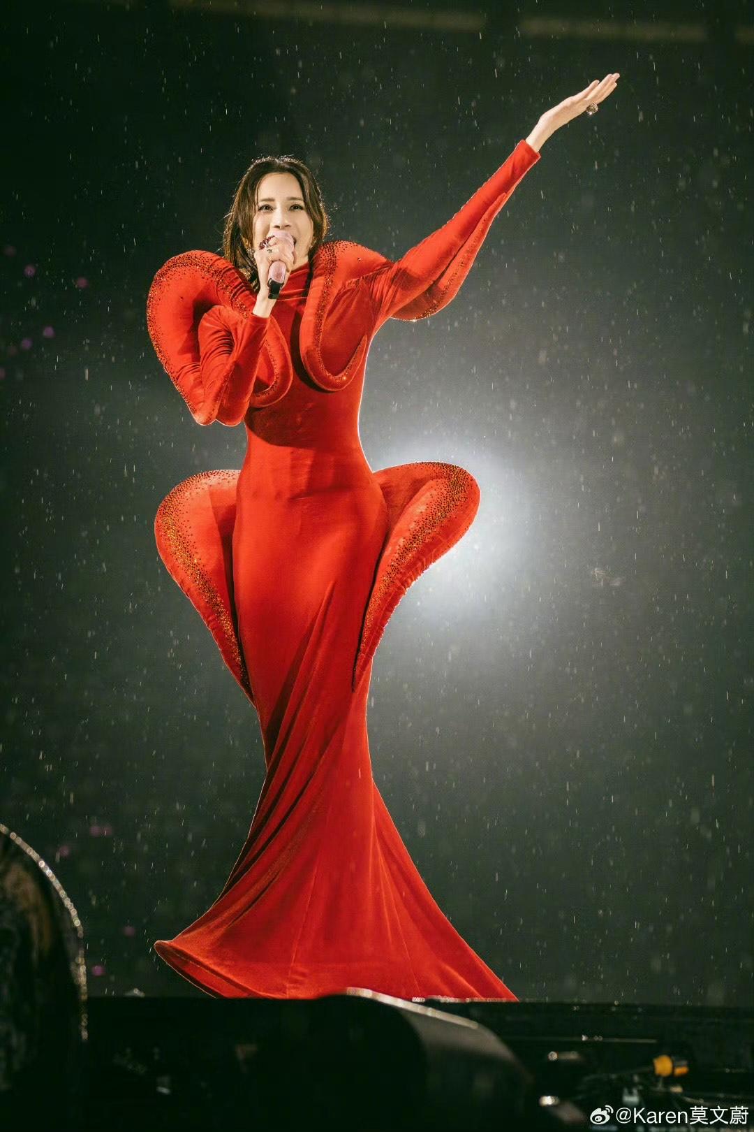 莫文蔚獲網民激讚執生力極強。