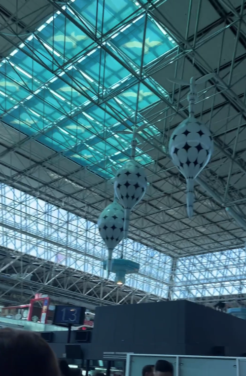 桃園機場第二航廈中央位置突然停電。(圖來自Threads網友kastudio_tw)