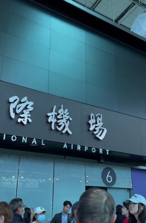 桃園機場第二航廈中央位置突然停電。(圖來自Threads網友kastudio_tw)