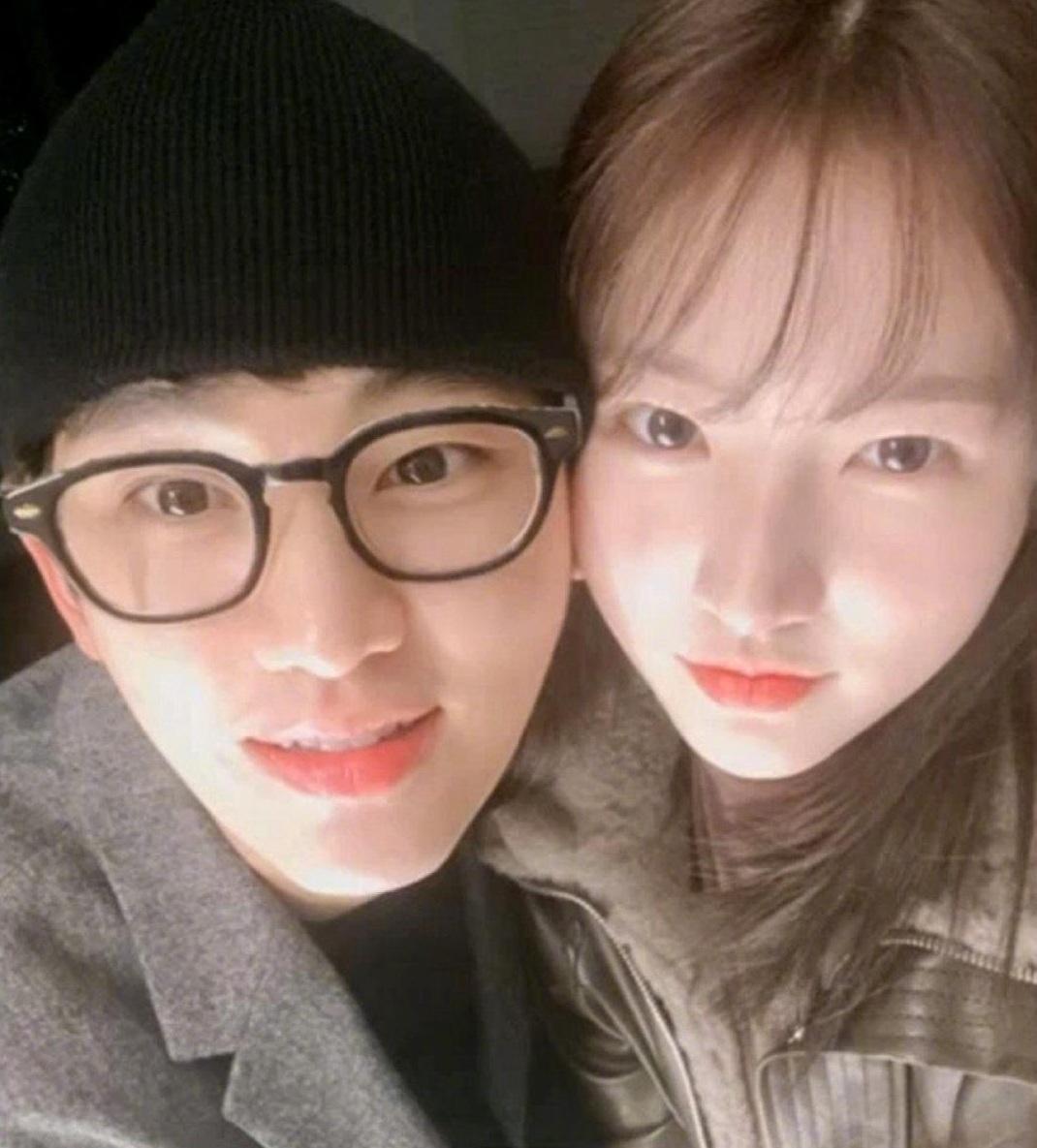 爆料網媒《橫豎研究所》今晚再公開二人面貼面的甜蜜合照。