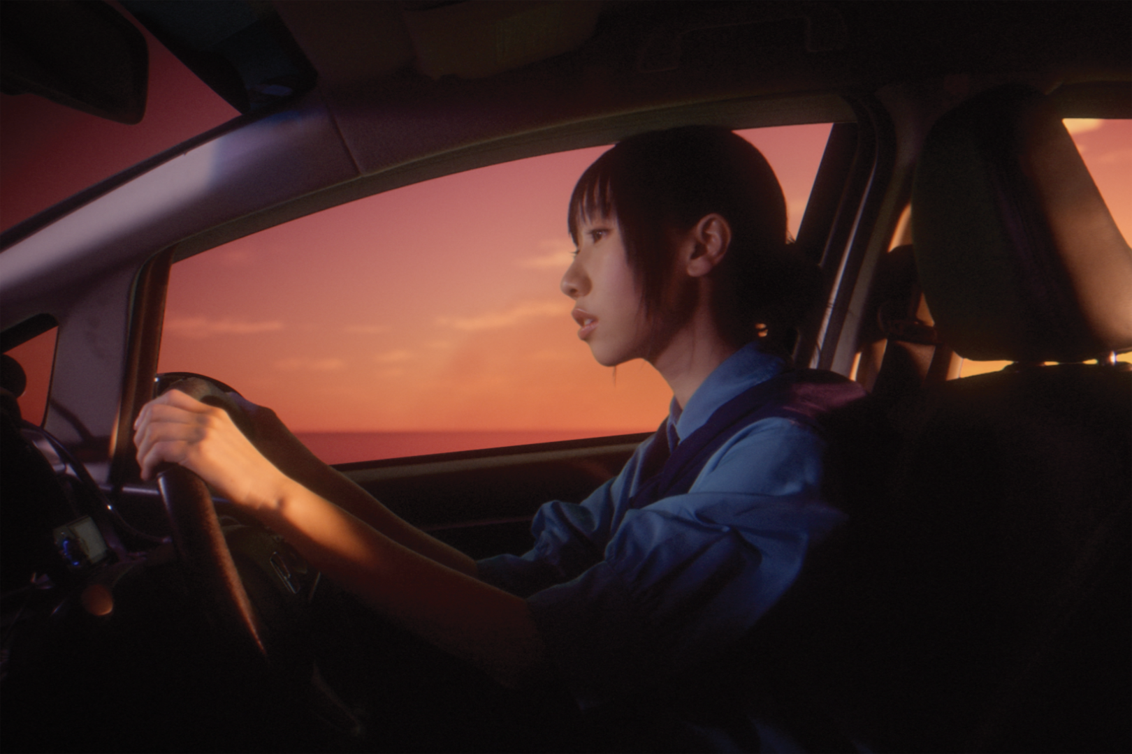 麗英沒有車牌,拍新歌《我們沒有在一起》MV首次扮揸車。