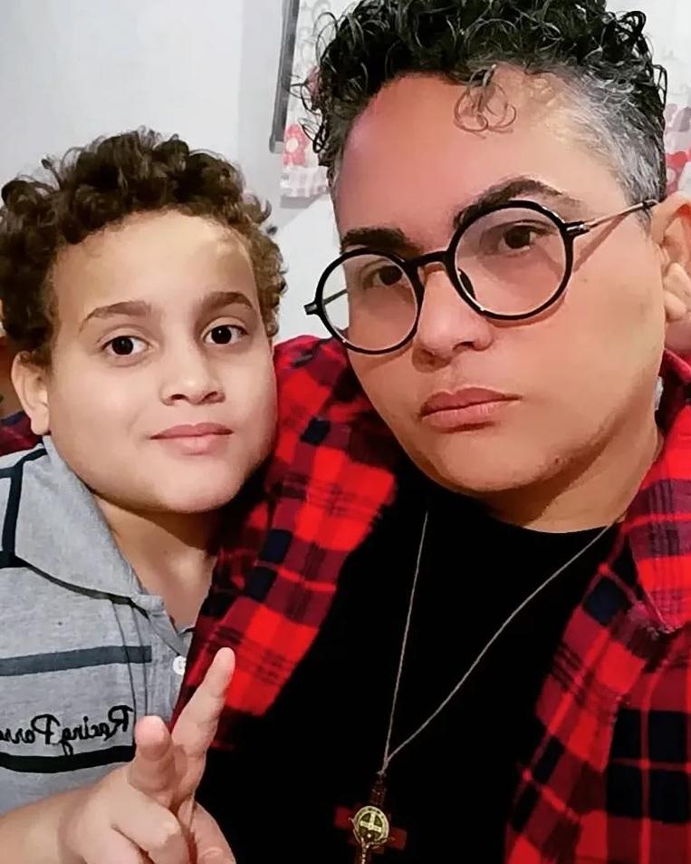 接受跨性別治療後,拉斐爾與古斯塔夫變成父子。(互聯網)