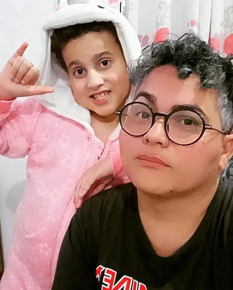 接受跨性別治療後,拉斐爾與古斯塔夫變成父子。(互聯網)