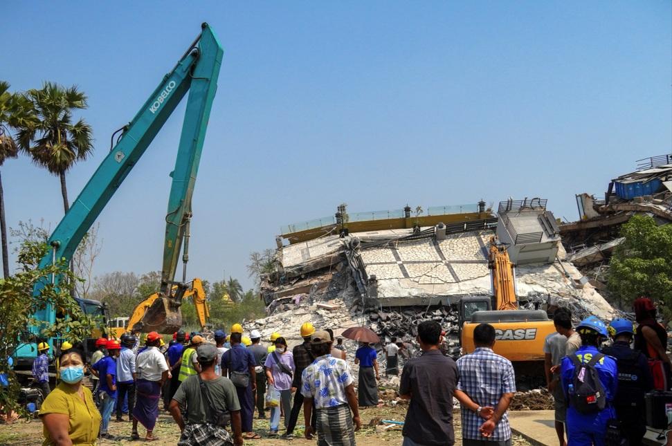 緬甸地震, 圖為救援人員周一在曼德勒倒場樓房廢墟中搜救。(路透社)