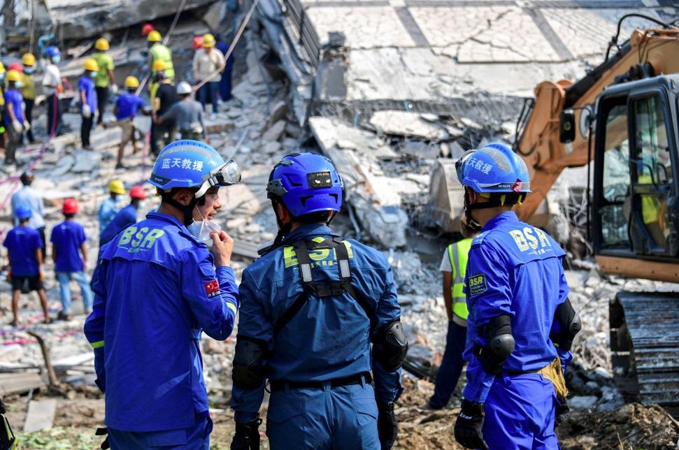 緬甸地震, 圖為中國救援人員周一在曼德勒倒場樓房廢墟中搜救。(路透社)