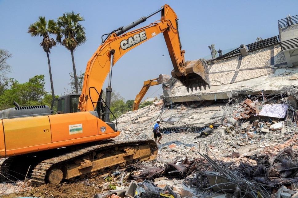 緬甸地震, 圖為曼德勒一處倒場樓房。(路透社)
