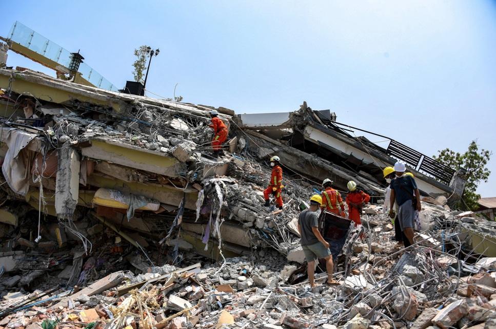 緬甸地震, 圖為曼德勒一處倒場樓房。(路透社)