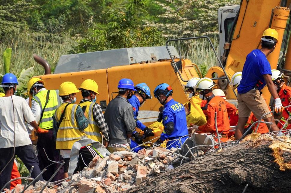 緬甸地震, 圖為中國等救援隊周一在曼德勒倒場樓房廢墟中發現遺體。(路透社)