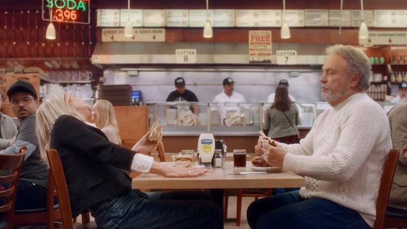 比利基士度與美琪賴恩早前拍廣告還原《90男歡女愛》內的餐廳場口。