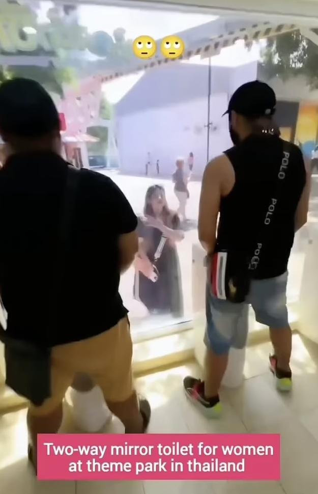 原來鏡子後面有男士正對著尿兜小便,看女士們看得一清二楚。(互聯網)