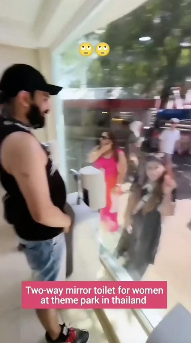 男士們變相對著女士們小便。(互聯網)