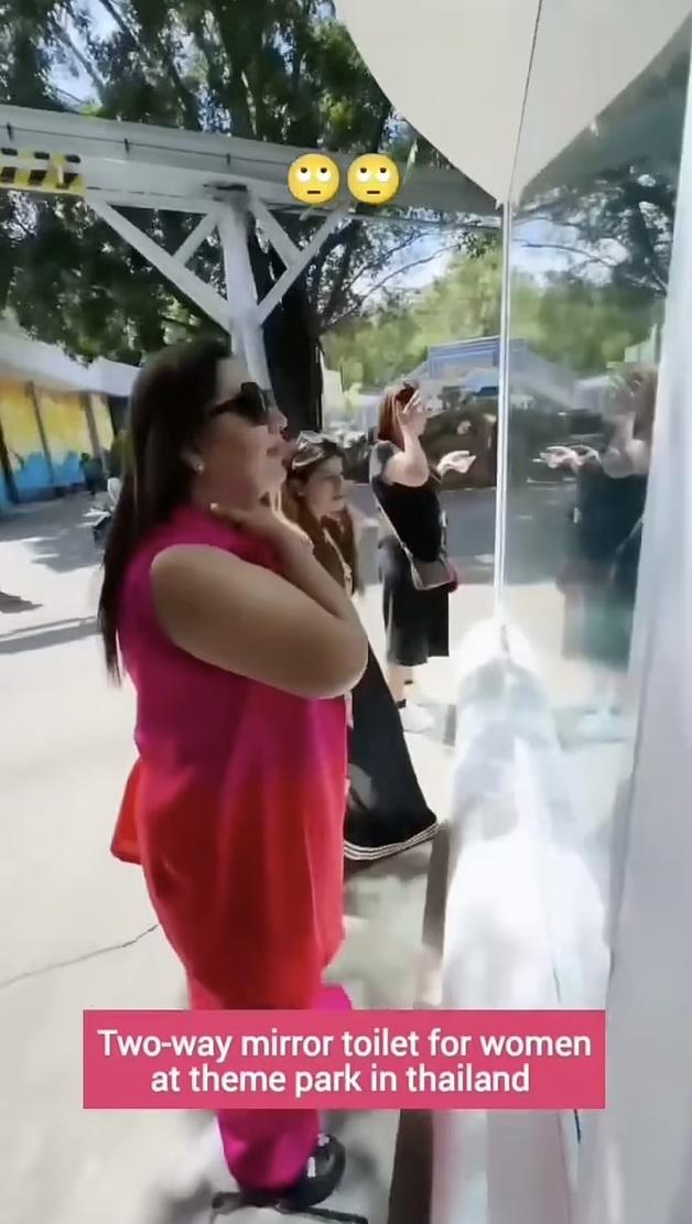 女士們如常照鏡,不知已遭冒犯。(互聯網)