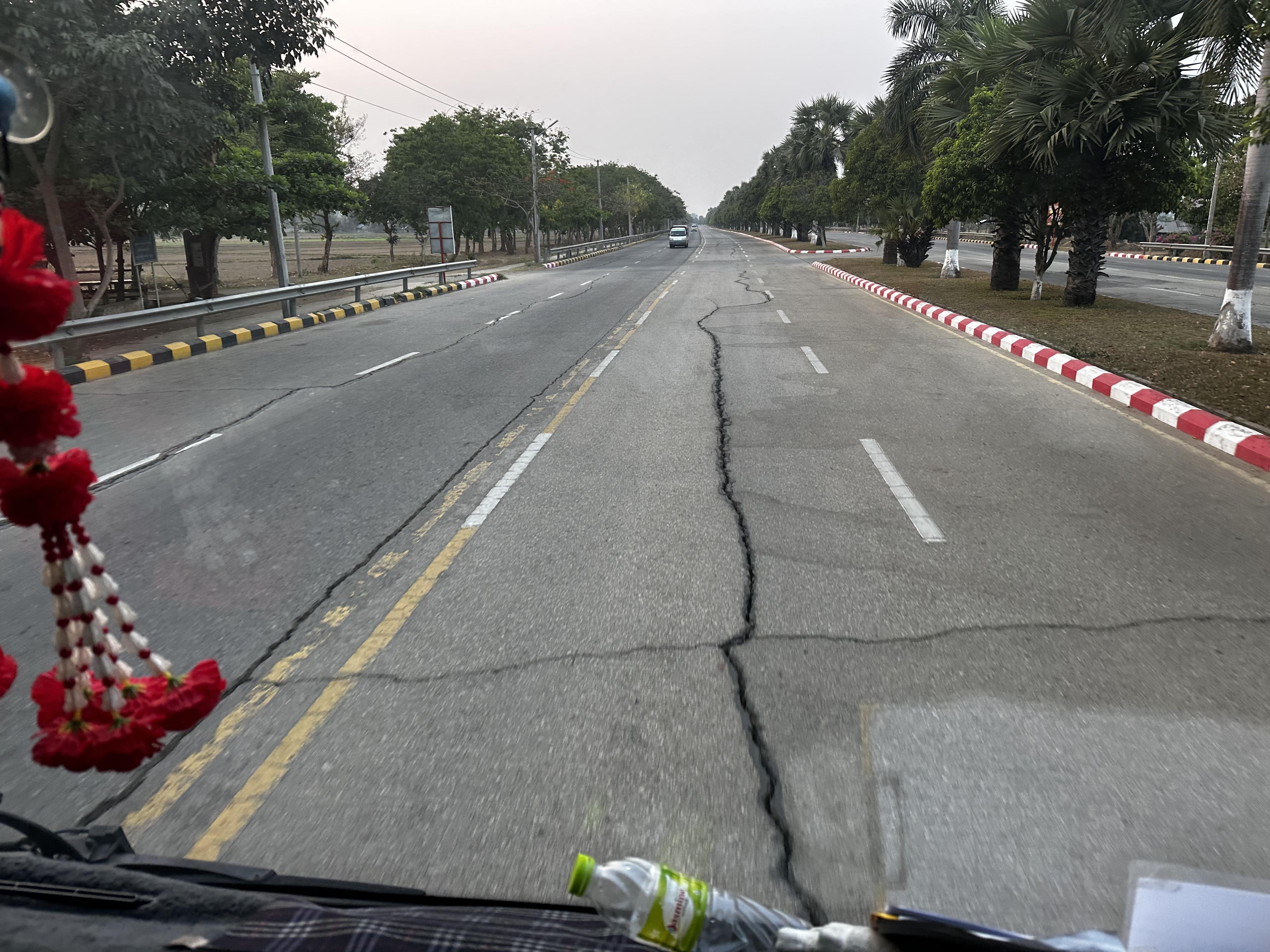 香港特別行政區救援隊在緬甸地震災區。(照片由香港消防處提供)