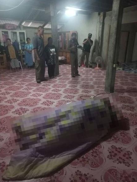 警員到場調查,少女遺體等候移走。(互聯網)