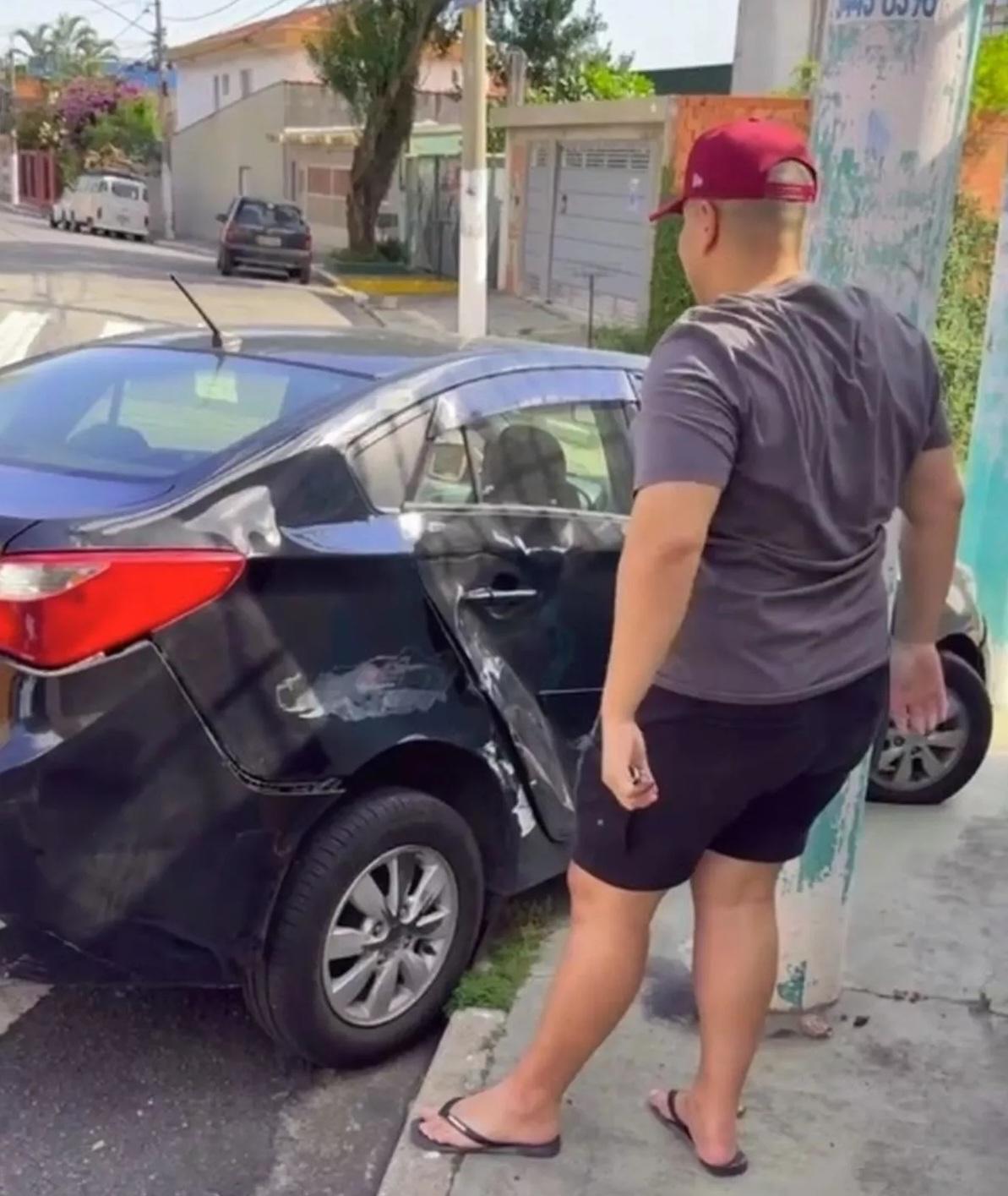 羅莎琳貼出男司機撞柱的現場照片。(互聯網)