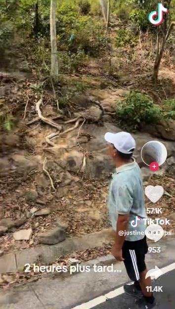 泰國人協助女遊客取回手機。(互聯網)