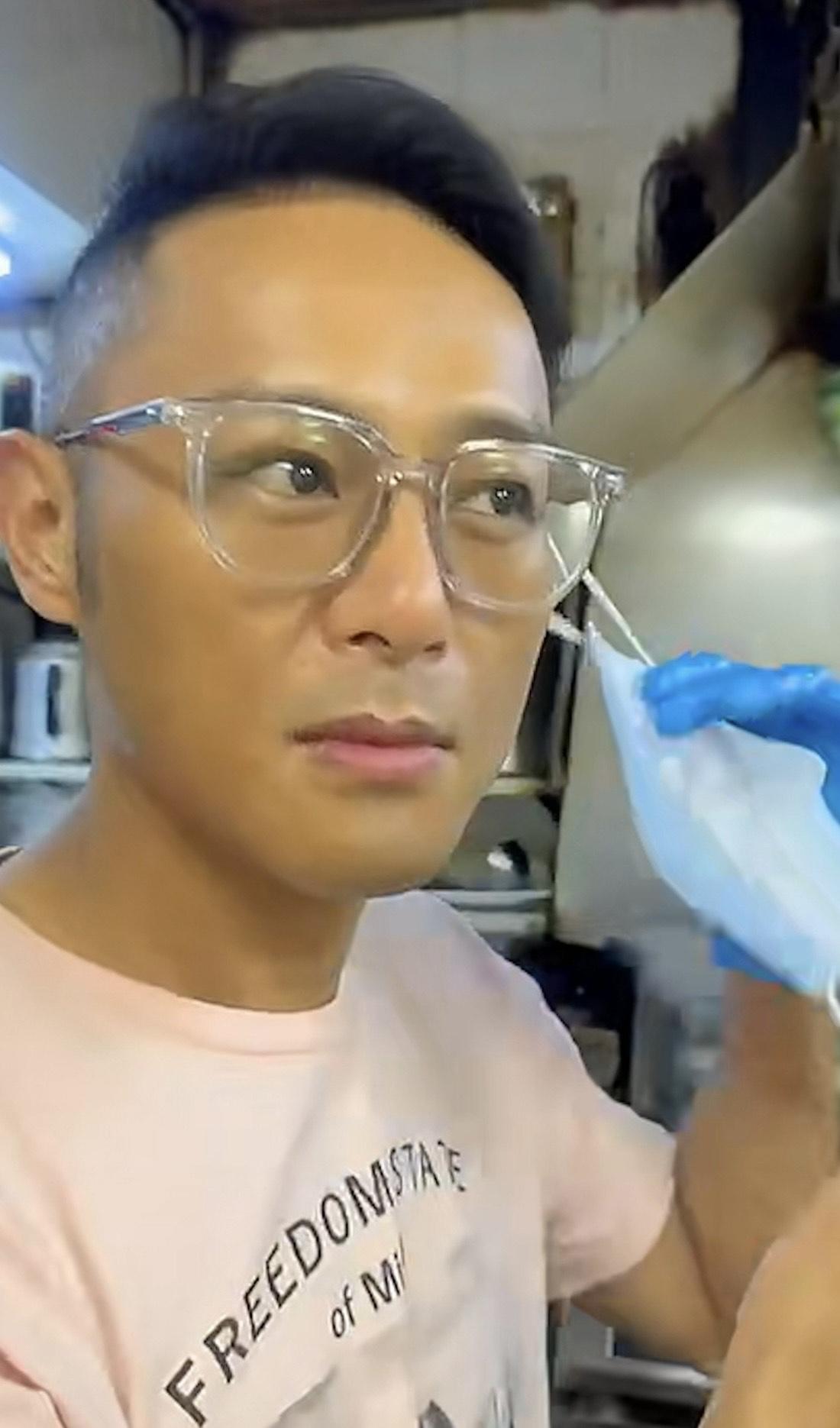 伍文生在茶餐廳的水吧部幫手。