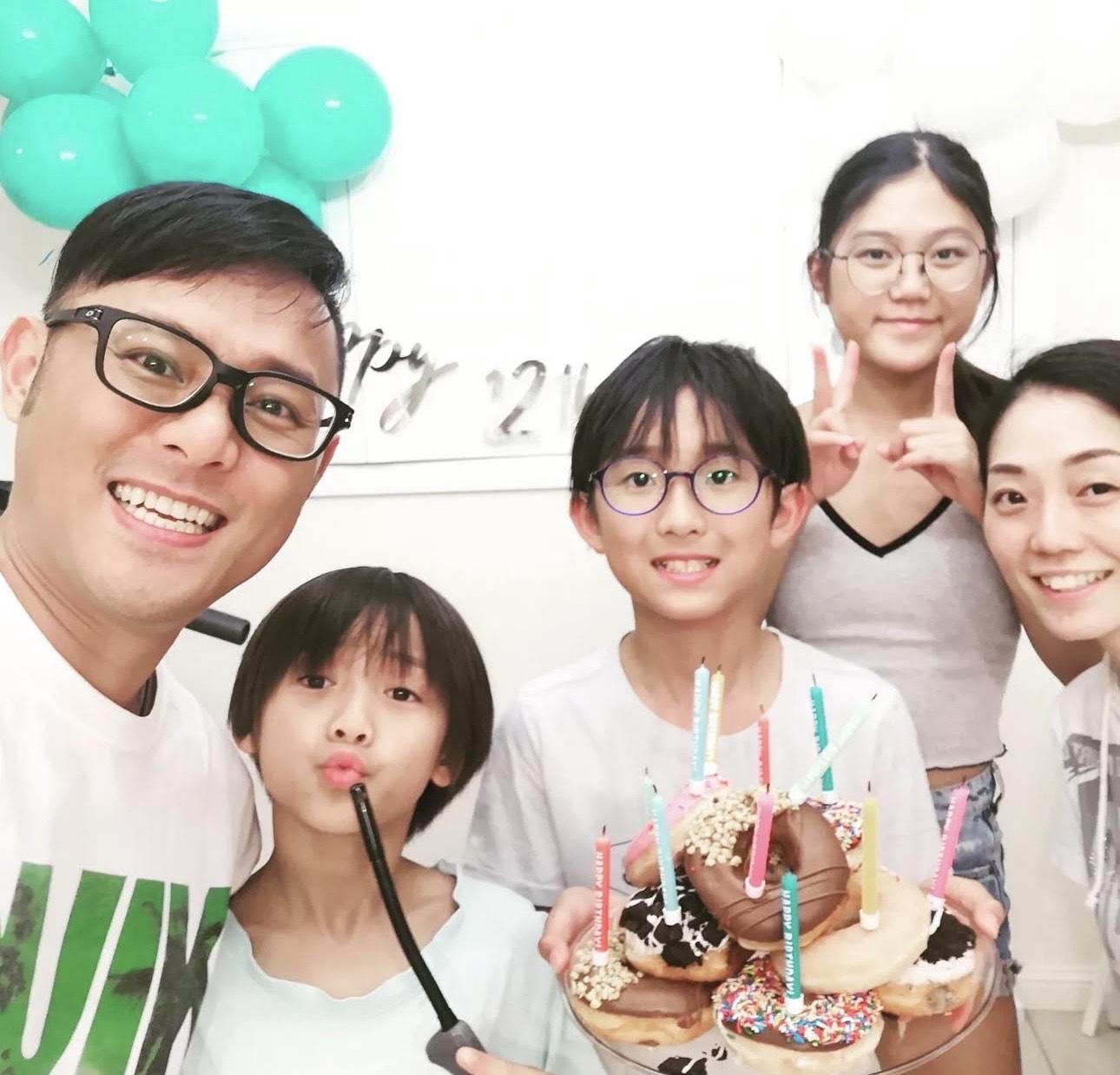 2005年伍文生與圈外女友結婚,並離巢一度移居澳洲,現育有一女兩子。