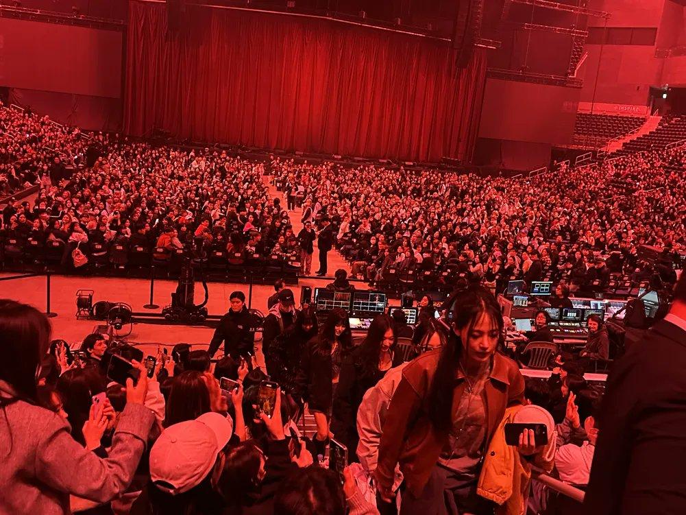 NJZ全員在觀眾席出現時,立刻引發全場轟動,紛紛把目光投向她們。