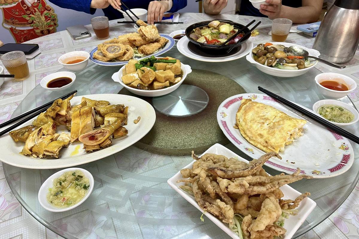 羅淑佩行完山就去咗飽餐一頓。(羅淑佩FB)