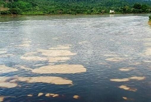 河流受漏油污染,油污擴散。(互聯網)