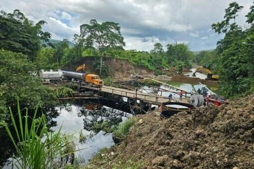 當局在受影響河段清理油污。(互聯網)