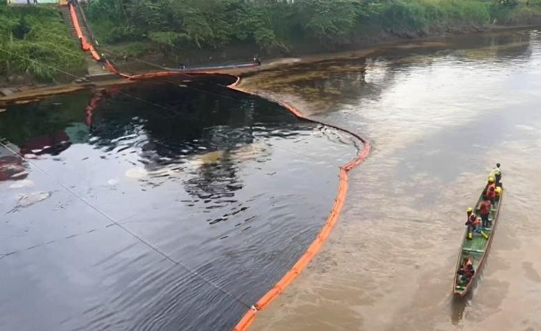 當局在受污染河段設置隔油帶,防止油污擴散。(互聯網)