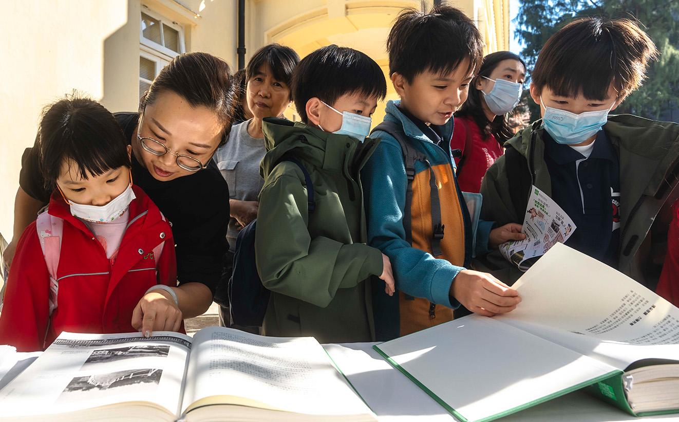 展位內展示《香港志·自然》書籍,並由專員的指導下學習自然科學知識。(圖片來源:香港地方志中心)