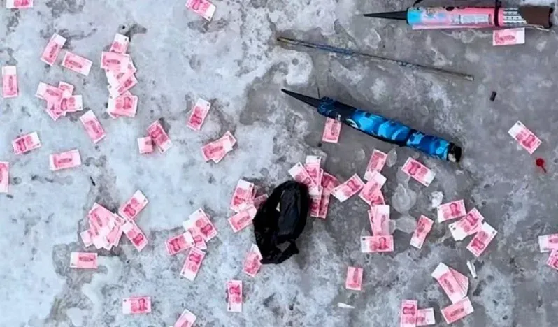 山西省呂梁市一處橋下灑「人民幣雨」。(微博)