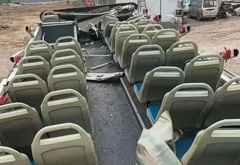 雙層巴士在意外後變成「開篷巴士」。(網上圖片)