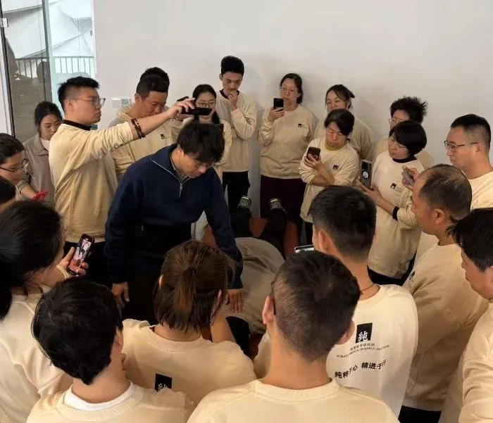 北大學霸張樂超現在不看門診,轉為培訓正骨師的導師。(影片截圖)