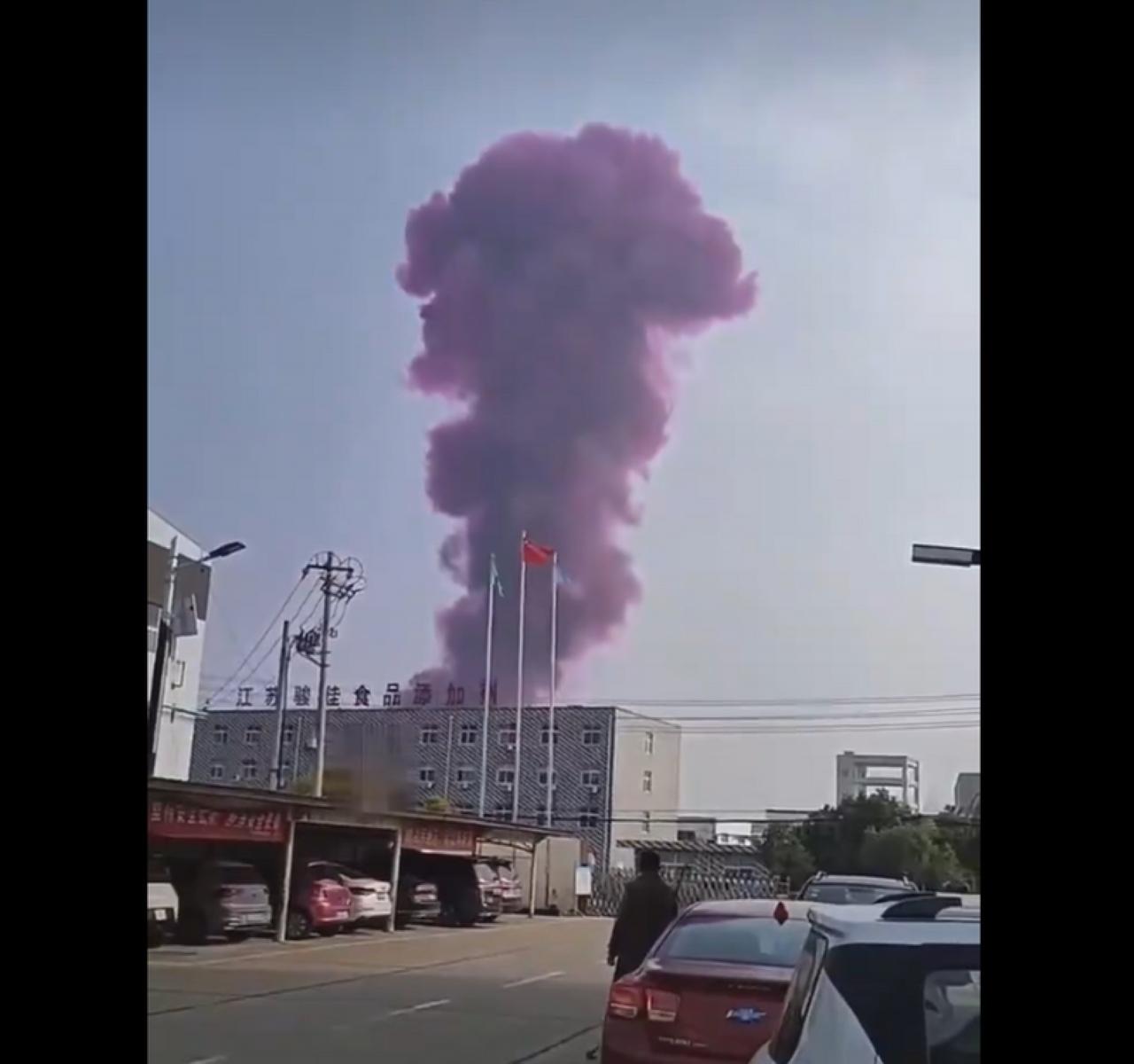 3月11日下午,江蘇泰州市一工業園區內發生爆炸,事故現場升起紫色濃煙。