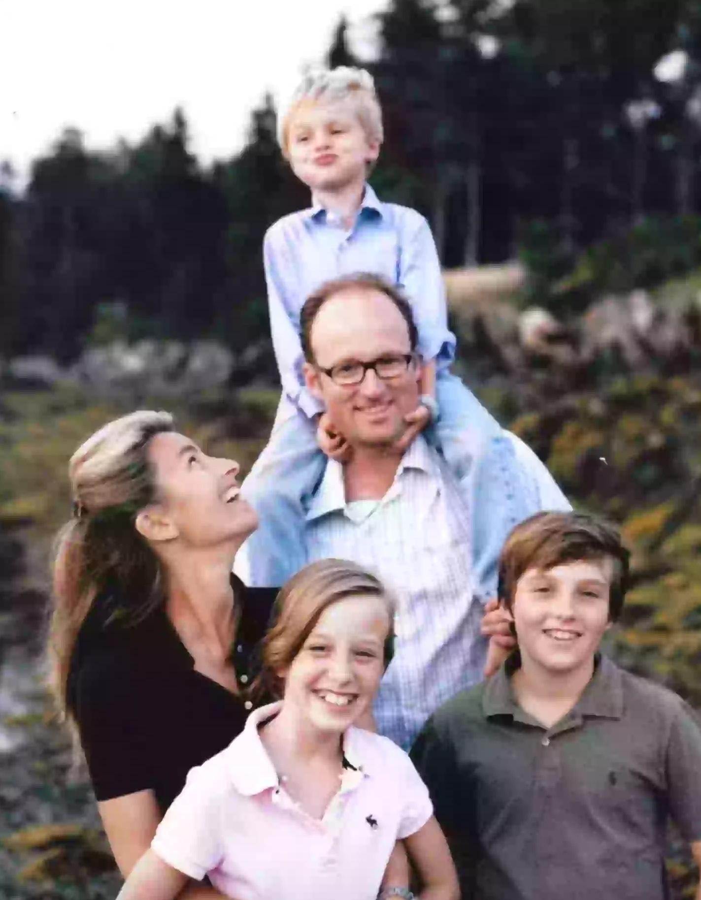 弗雷德里克王子與家人合照。(互聯網)