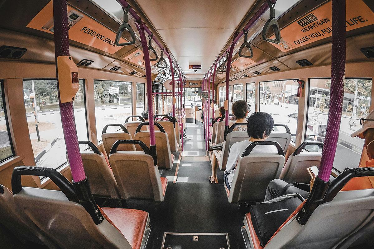 新加坡推出新的「運載條款」,涵蓋巴士上有序得體的乘客行為、安全行為等。(Unsplash圖片)