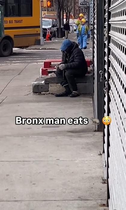 男子仔細地撕開老鼠皮毛。(互聯網)