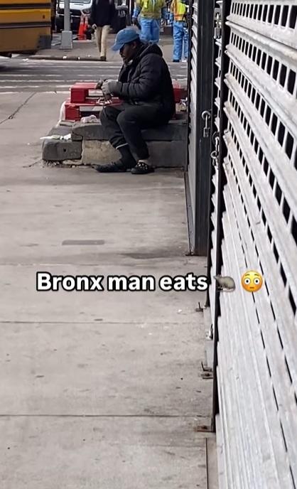 男子拿著死老鼠做餐前處理。(互聯網)