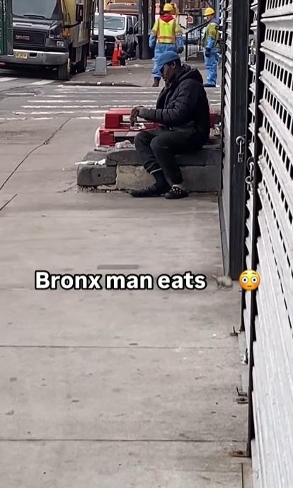 男子似在清理老鼠皮毛。(互聯網)