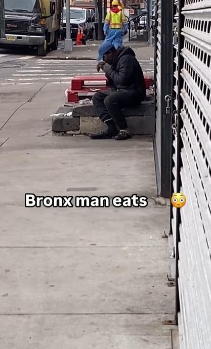 男子突然把老鼠放入口啃咬。(互聯網)