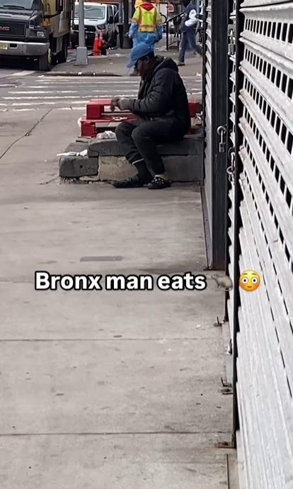 男子咬一口老鼠後念念有詞。(互聯網)